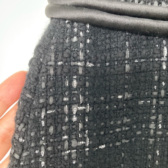 CHANEL BLACK
WHITE RIBBON LOGO TWEED
SILK MINI DRESS 42 - Picture 9 of 12